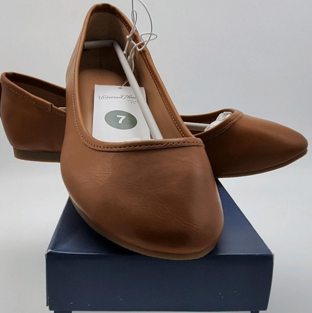 Everly Faux-Leather Round-Toe Ballet Flats Un